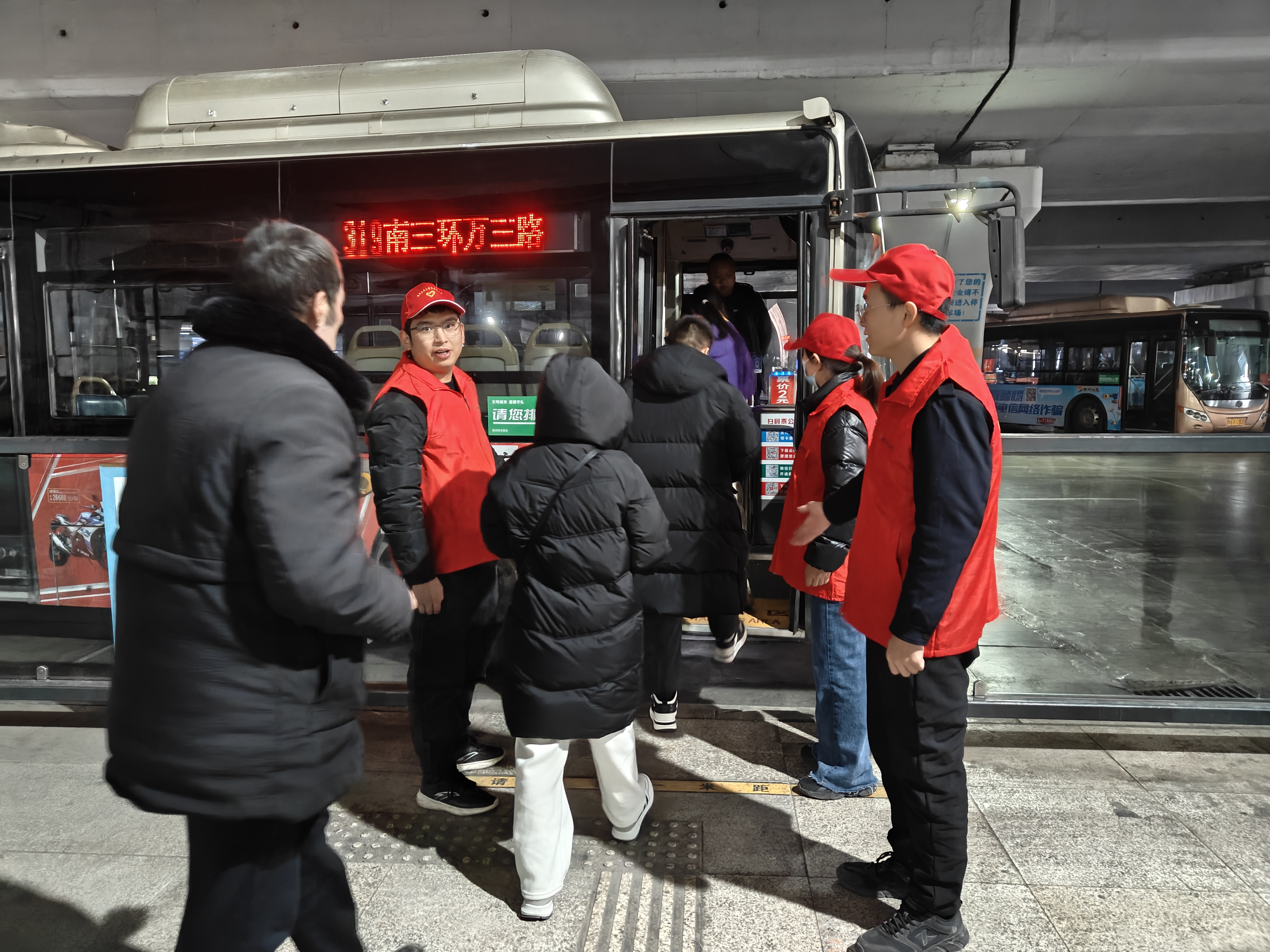 近萬名旅客夜間乘高鐵抵達(dá)鄭州，200輛網(wǎng)約車免費(fèi)接送