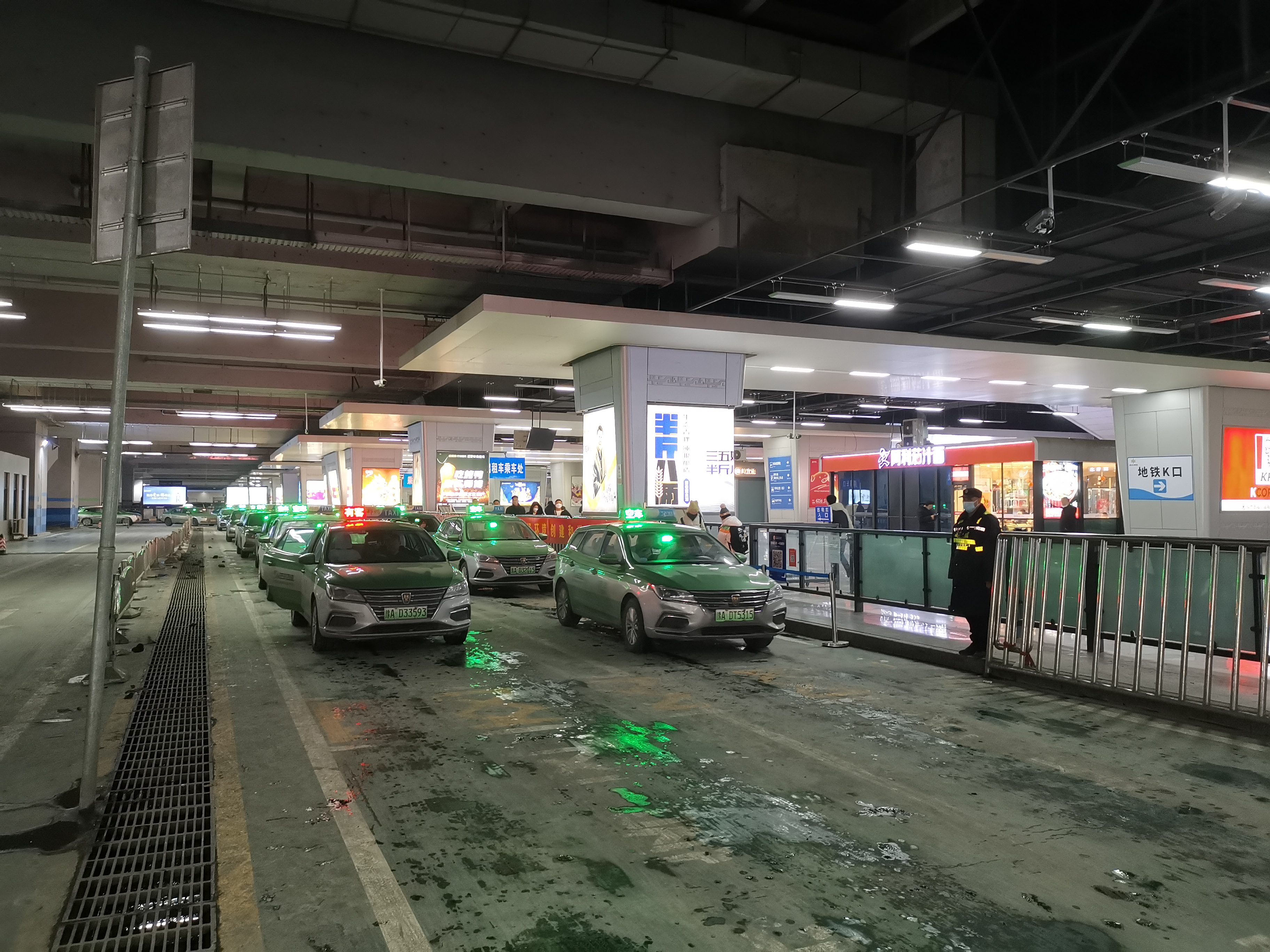 近萬名旅客夜間乘高鐵抵達(dá)鄭州，200輛網(wǎng)約車免費(fèi)接送