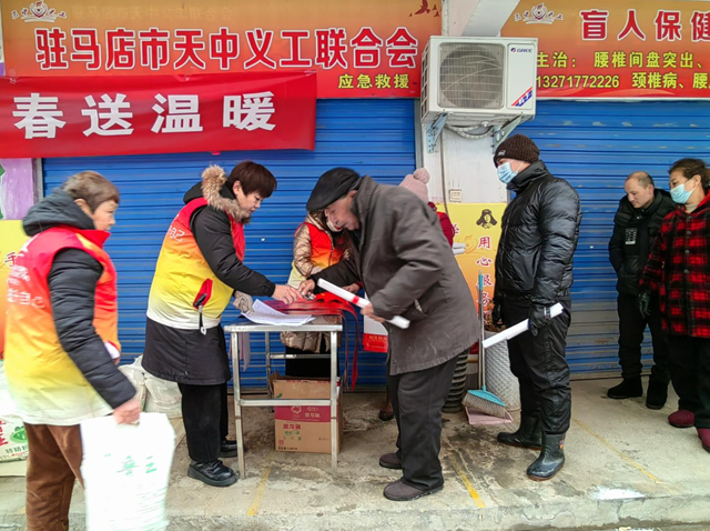駐馬店：愛(ài)心禮物讓困難群眾溫暖過(guò)年