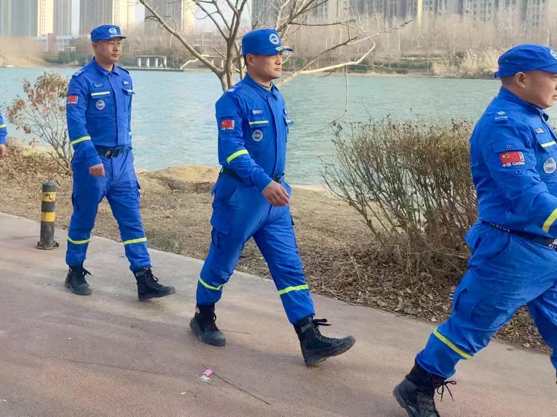 “志愿藍”兩天巡河16公里，守護新春平安河 | 有一種年味叫堅守