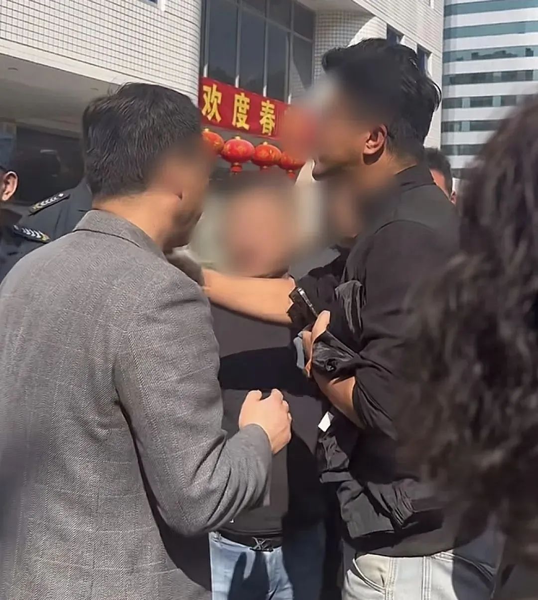 一年收費4萬，開學(xué)前一天學(xué)校倒閉？教育局介入