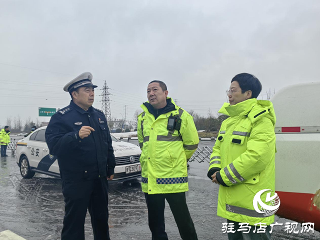 除雪化冰，警車帶道!冰凍天氣駐馬店高速交警護航平安路