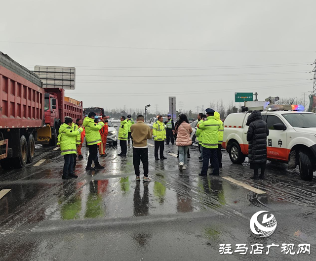 除雪化冰，警車帶道!冰凍天氣駐馬店高速交警護航平安路