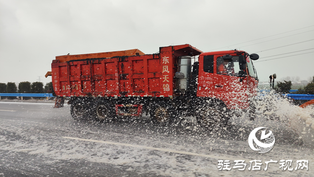 除雪化冰，警車帶道!冰凍天氣駐馬店高速交警護航平安路