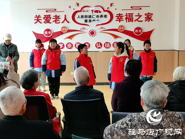 駐馬店市第三小學(xué)到養(yǎng)老服務(wù)中心開展紅領(lǐng)巾感恩志愿活動