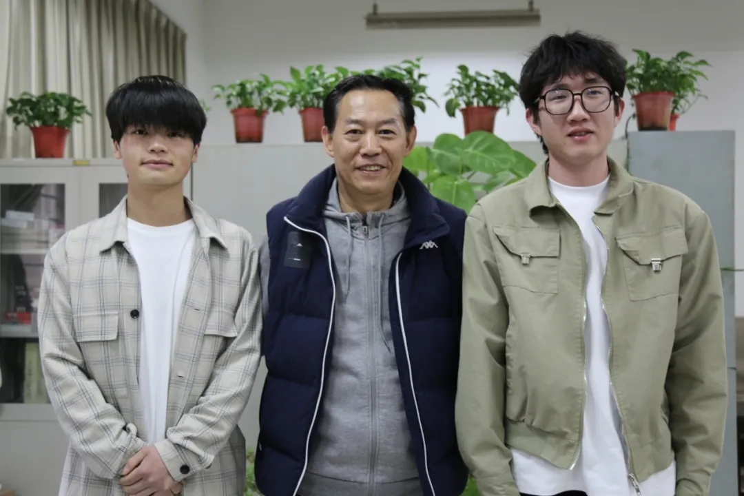 老師突發(fā)心梗，兩名學(xué)子聯(lián)合急救上演“生死時速”！