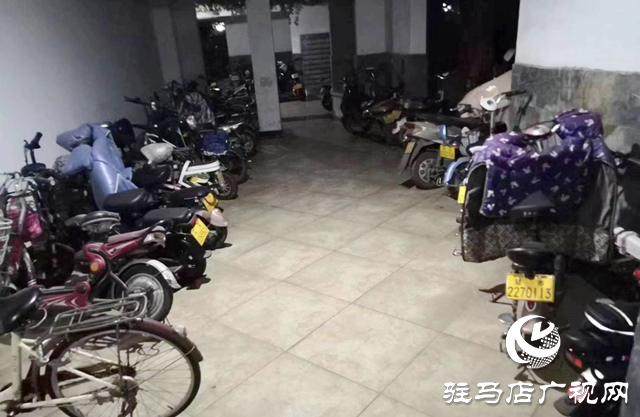 驛城區(qū)雪松街道紗廠社區(qū)開展清理樓道行動