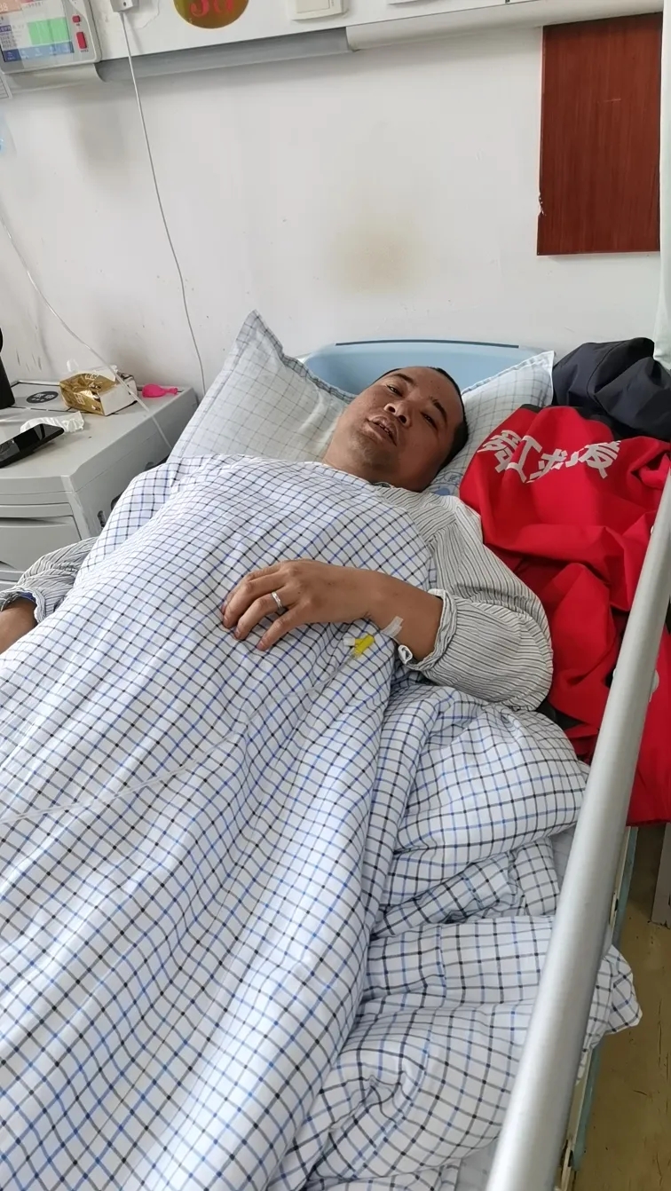 摔斷四根肋骨！那一刻，他得多疼啊……