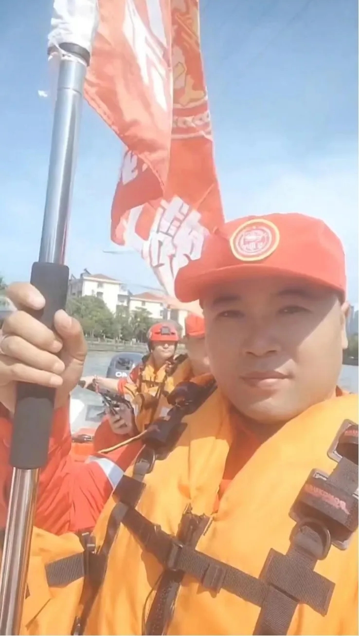 摔斷四根肋骨！那一刻，他得多疼啊……