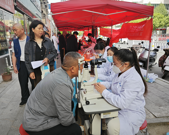 免費體檢進社區(qū) 惠民服務(wù)暖人心