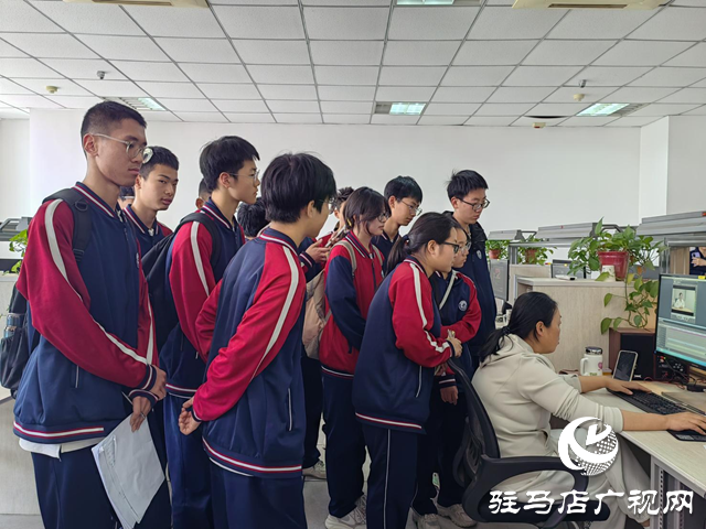 駐馬店高級中學(xué)師生到駐馬店廣播電視臺參觀學(xué)習(xí)