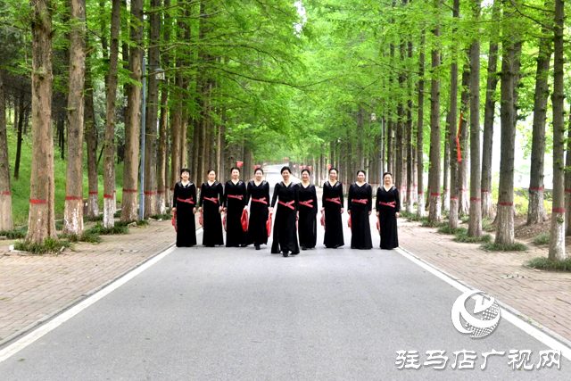 銅山湖畔：泌陽模特的時(shí)尚舞臺(tái)