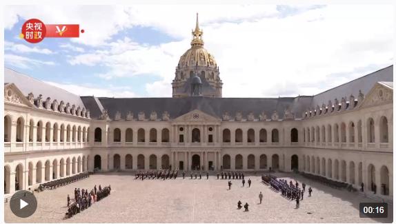 獨(dú)家視頻丨習(xí)近平檢閱法蘭西共和國衛(wèi)隊(duì)和三軍儀仗隊(duì)