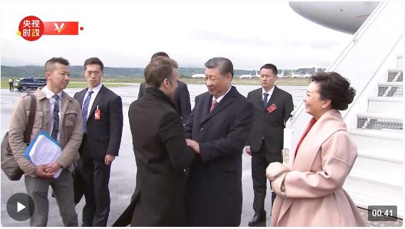獨(dú)家視頻丨習(xí)近平夫婦步出艙門(mén) 法國(guó)總統(tǒng)馬克龍夫婦在機(jī)場(chǎng)熱情迎接