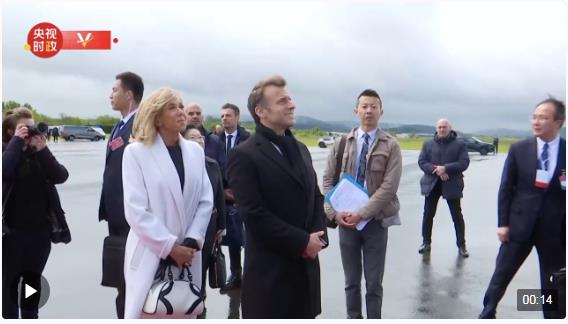 獨(dú)家視頻丨習(xí)近平抵達(dá)塔布 馬克龍總統(tǒng)夫婦機(jī)場(chǎng)迎接