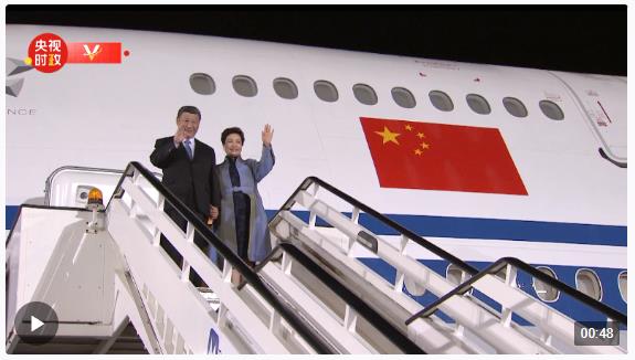 獨家視頻丨習(xí)近平步出艙門 塞爾維亞總統(tǒng)武契奇夫婦在機場熱情迎接