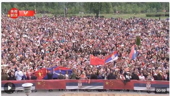 獨(dú)家視頻丨震撼場面！上萬名塞爾維亞群眾走上街頭 熱烈歡迎習(xí)近平主席到訪