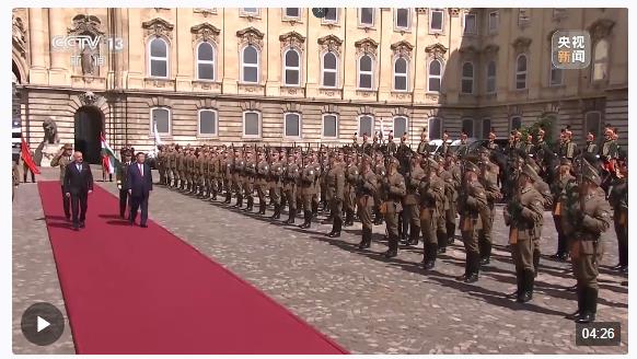 習(xí)近平出席匈牙利總統(tǒng)舒尤克和總理歐爾班舉行的歡迎儀式