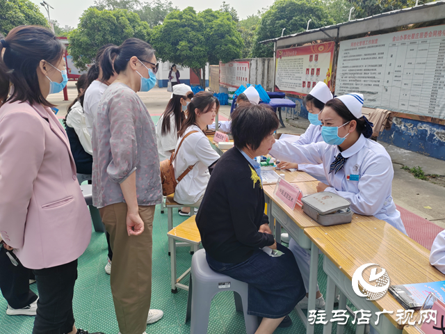 駐馬店經濟開發(fā)區(qū)金山辦事處翟莊居委會開展義診活動
