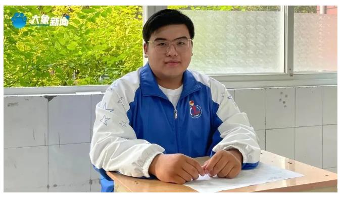 在夜市徒手奪刀的大學(xué)生，找到了！