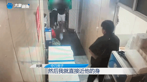 在夜市徒手奪刀的大學(xué)生，找到了！