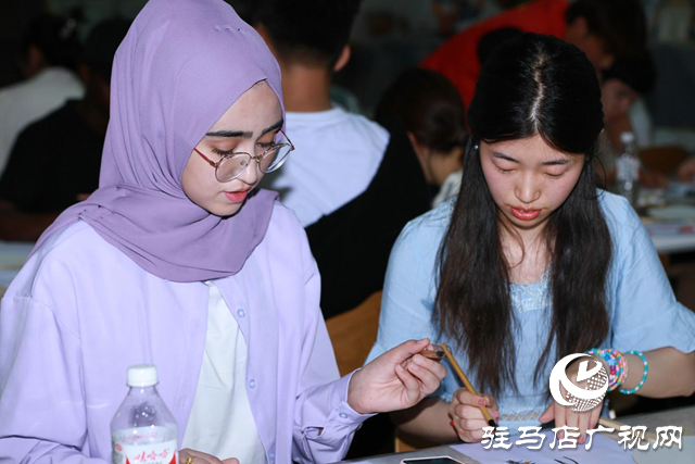 黃淮學(xué)院：宣講國(guó)畫(huà)技藝 讓留學(xué)生體驗(yàn)中國(guó)繪畫(huà)魅力