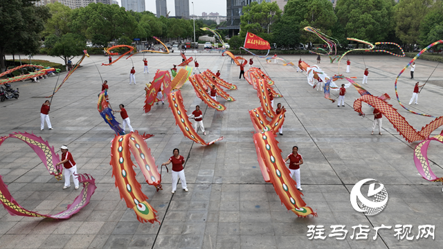駐馬店:全民健身月 鞭陀舞健康