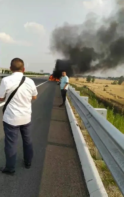 高速路上前車起火！許昌市民勇敢救援！