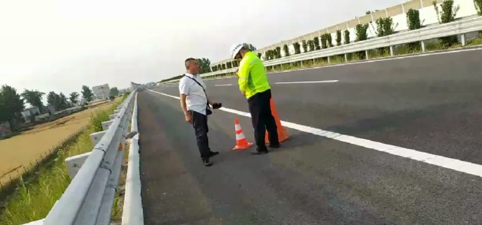 高速路上前車起火！許昌市民勇敢救援！