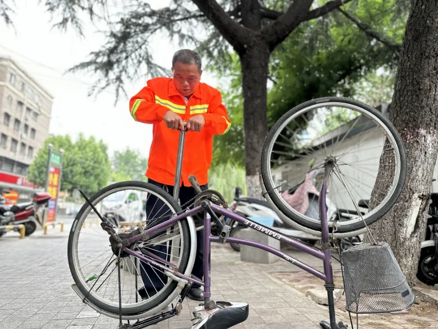 環(huán)衛(wèi)工陸三毛，你在駐馬店火了！