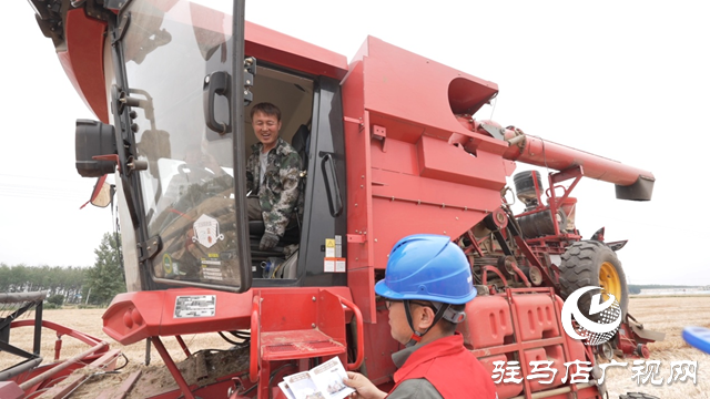 駐馬店供電公司:田間麥?zhǔn)展ぷ髅?電力安全放心上