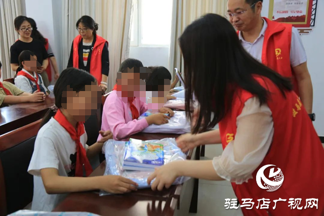 駐馬店市總工會(huì)開(kāi)展六一關(guān)愛(ài)暨“愛(ài)心媽媽”結(jié)對(duì)關(guān)愛(ài)活動(dòng)