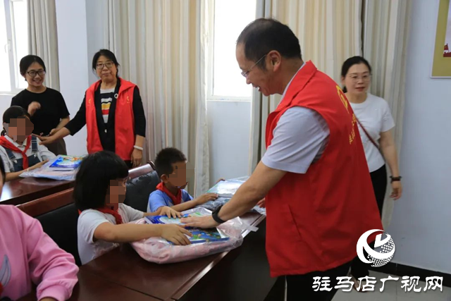 駐馬店市總工會(huì)開(kāi)展六一關(guān)愛(ài)暨“愛(ài)心媽媽”結(jié)對(duì)關(guān)愛(ài)活動(dòng)
