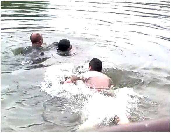 “救救爸爸！”龍湖岸邊一聲呼喊，讓他們紛紛跳下水……