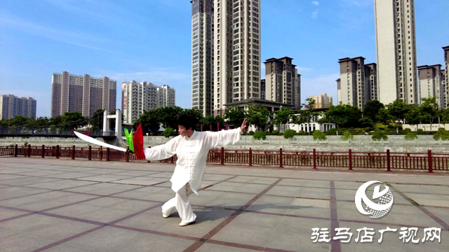泌陽(yáng)縣雙龍公園：太極扇舞動(dòng)健身風(fēng)采