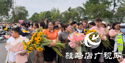 高考結(jié)束 鮮花、橫幅…… 親友花式迎接