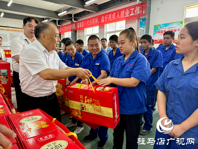 中國(guó)殘聯(lián)副主席張銀良“七一”看望慰問(wèn)殘疾職工