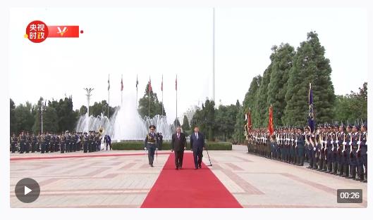 獨(dú)家視頻丨習(xí)近平檢閱儀仗隊 用塔語問候“大家好”