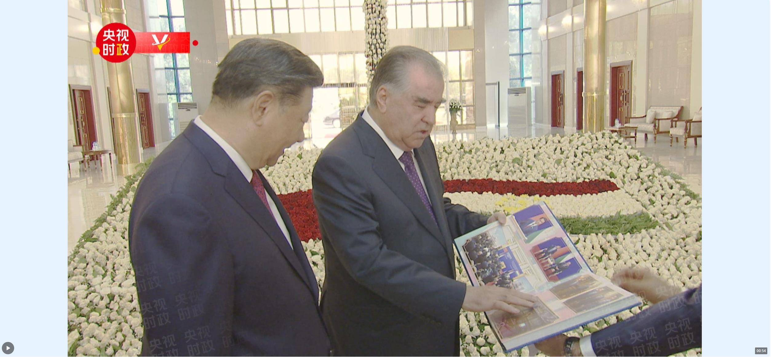 獨(dú)家視頻丨拉赫蒙向習(xí)近平贈送2014年以來三次訪塔的珍貴相冊