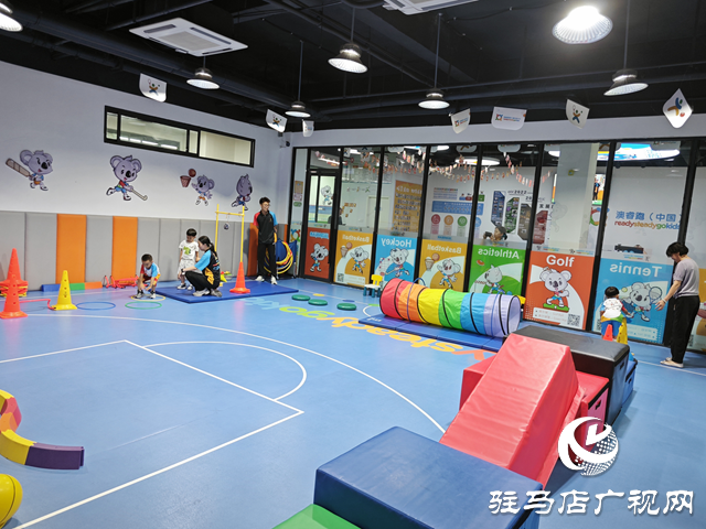 室內(nèi)兒童游樂場(chǎng)成為暑期遛娃好去處