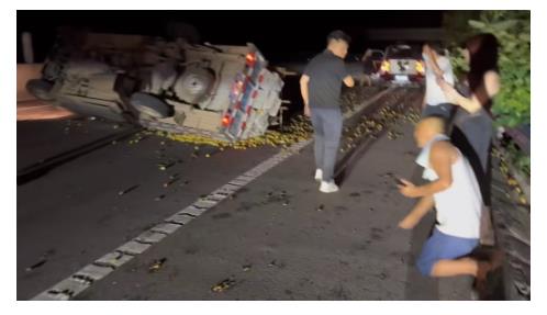 貨車洛陽高速上側(cè)翻，10余名車主聯(lián)手救援，司機跪地感謝