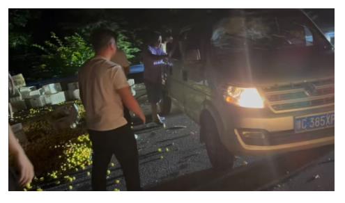 貨車洛陽高速上側(cè)翻，10余名車主聯(lián)手救援，司機跪地感謝