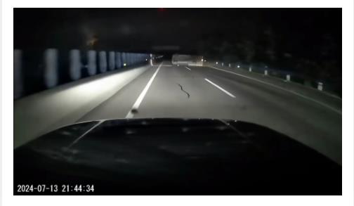 貨車洛陽高速上側(cè)翻，10余名車主聯(lián)手救援，司機跪地感謝