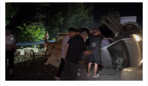 貨車洛陽高速上側(cè)翻，10余名車主聯(lián)手救援，司機跪地感謝