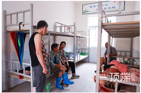 探訪雨后唐河桐河鄉(xiāng)：小學(xué)宿舍安置村民，有人回家收拾房屋