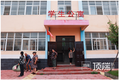 探訪雨后唐河桐河鄉(xiāng)：小學(xué)宿舍安置村民，有人回家收拾房屋