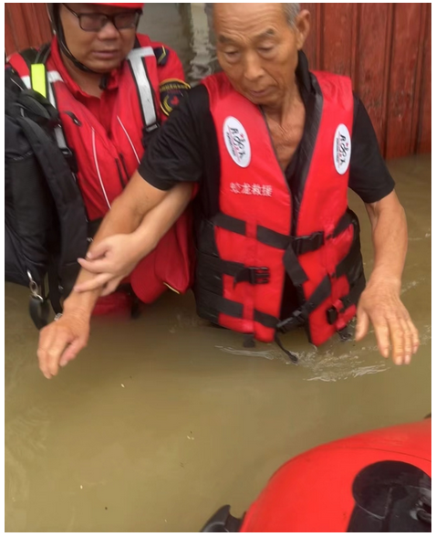 救援一線畫面！紅十字救援隊(duì)馳援南陽轉(zhuǎn)移受困群眾!