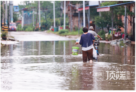 探訪雨后唐河桐河鄉(xiāng)：小學(xué)宿舍安置村民，有人回家收拾房屋