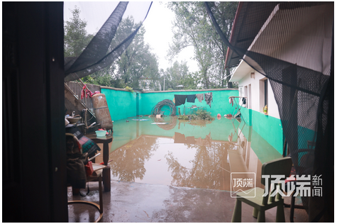 探訪雨后唐河桐河鄉(xiāng)：小學(xué)宿舍安置村民，有人回家收拾房屋