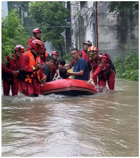 救援一線畫面！紅十字救援隊(duì)馳援南陽轉(zhuǎn)移受困群眾!